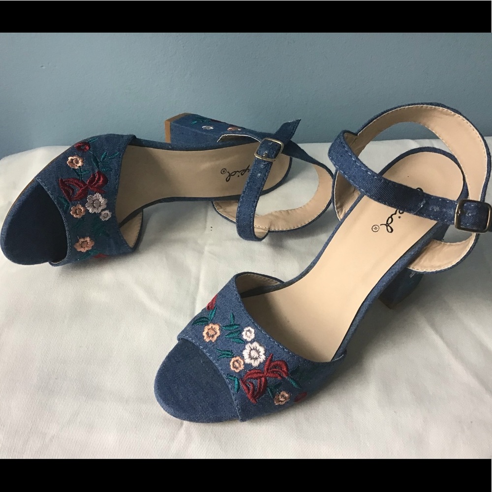 Qupids sandals denim embroidered 5.5